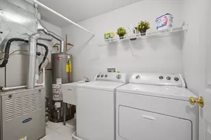 564 Harvey Lake Dr, Vernon Hills, IL 60061 - Photo 21