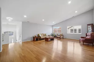 564 Harvey Lake Dr, Vernon Hills, IL 60061 - Photo 5