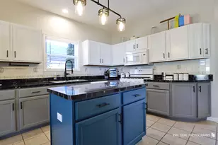 415 Kingsport Dr, Gurnee, IL 60031 - Photo 9