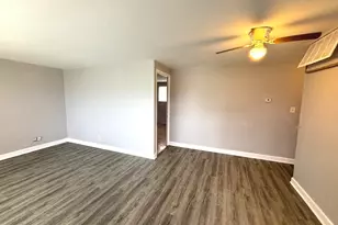 133 Golfview Ln, Carpentersville, IL 60110 - Photo 3