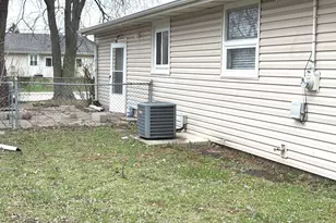 133 Golfview Ln, Carpentersville, IL 60110 - Photo 13