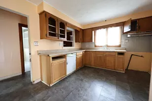 312 SW Circle Dr, Joliet, IL 60433 - Photo 5