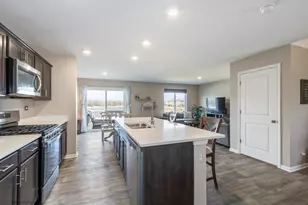 724 Wellington Ln, Cary, IL 60013 - Photo 3