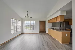 962 Arvle Cir, Sycamore, IL 60178 - Photo 3