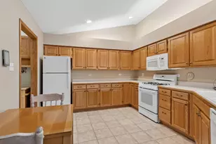 845 Havenshire Rd, Naperville, IL 60565 - Photo 9