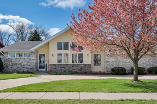 302 Miller St, Beecher, IL 60401 - Photo 1