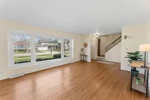 1004 N Greenfield Ln, Mount Prospect, IL 60056 - Photo 5