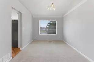121 Augusta Dr, Streamwood, IL 60107 - Photo 5