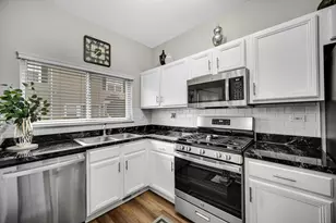 2426 Courtyard Cir, Aurora, IL 60506 - Photo 9