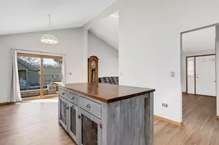 27W015 Manchester Rd, Winfield, IL 60190 - Photo 11