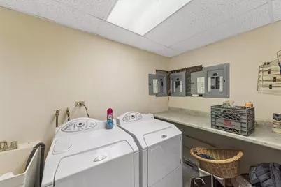 1042 W Barry Avenue, Chicago, IL 60657 - Photo 15