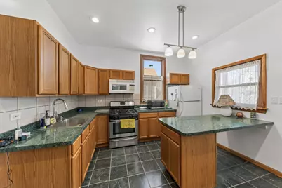 1042 W Barry Avenue, Chicago, IL 60657 - Photo 9