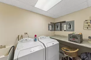 1042 W Barry Ave, Chicago, IL 60657 - Photo 13