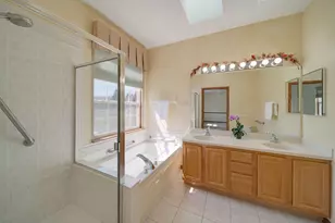 2370 Carillon Dr, Grayslake, IL 60030 - Photo 9