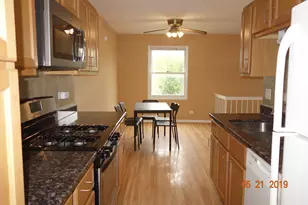 300 Meadow Ct, Vernon Hills, IL 60061 - Photo 9