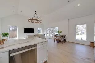 19 Marina Dr, Des Plaines, IL 60016 - Photo 11