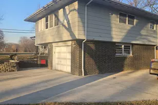 1852 Center Dr, Carpentersville, IL 60110 - Photo 3