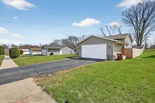 2683 Bluffside Dr, Rockford, IL 61109 - Photo 3