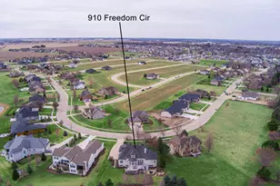 910 Freedom Cir, Sycamore, IL 60178 - Photo 5