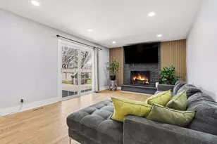 10360 Brenner Ct, Naperville, IL 60564 - Photo 3