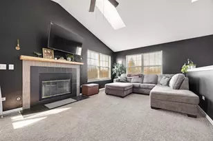 1002 Castleshire Dr, Woodstock, IL 60098 - Photo 5