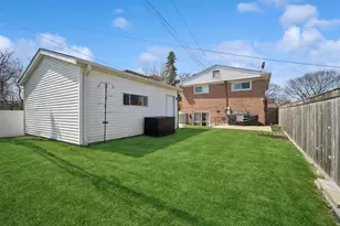 9249 Kildare Ave, Skokie, IL 60077 - Photo 15