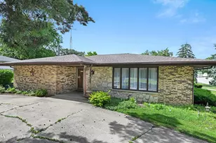 2101 N Center St, Crest Hill, IL 60403 - Photo 3