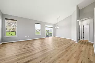 910 Oak Ridge Blvd, Elgin, IL 60120 - Photo 7