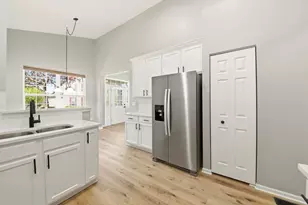 910 Oak Ridge Blvd, Elgin, IL 60120 - Photo 3