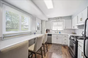 1739 N Windsor Dr, Arlington Heights, IL 60004 - Photo 5