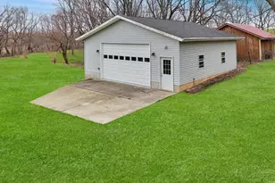 2472 W Red Oak Rd, Freeport, IL 61032 - Photo 43