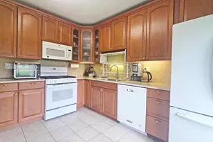 111 Autumn Ct, Buffalo Grove, IL 60089 - Photo 3