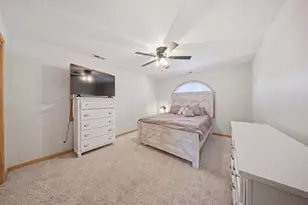 5325 N Meade Ave, Chicago, IL 60630 - Photo 9