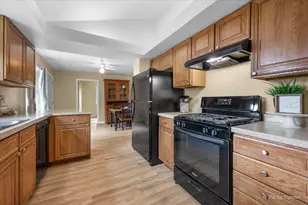 401 Hill Ave, North Aurora, IL 60542 - Photo 3