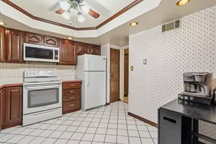 10221 S Komensky Ave, Oak Lawn, IL 60453 - Photo 9
