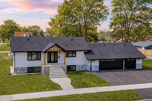 718 E 152nd St, Phoenix, IL 60426 - Photo 1