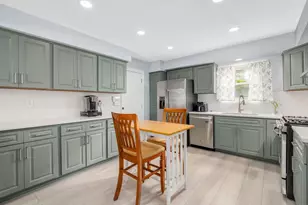 531 Redwood Rd, Bolingbrook, IL 60440 - Photo 7
