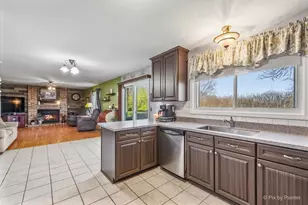 1097 Amberwood Dr, Crystal Lake, IL 60014 - Photo 7