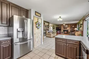 1097 Amberwood Dr, Crystal Lake, IL 60014 - Photo 5