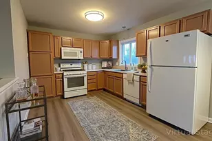 560 Geronimo St, Hoffman Estates, IL 60169 - Photo 3