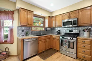 110 Courtney Ln, Cary, IL 60013 - Photo 5