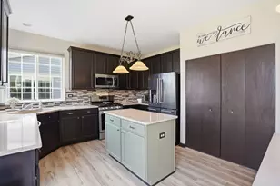 392 E 17th Pl, Lombard, IL 60148 - Photo 9