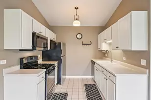 402 Woodview Cir, Elgin, IL 60120 - Photo 11