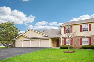 402 Woodview Cir, Elgin, IL 60120 - Photo 3