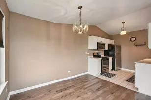 402 Woodview Cir, Elgin, IL 60120 - Photo 9