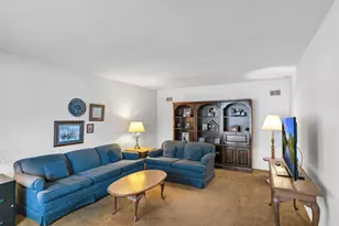 815 Knightsbridge Ln, Schaumburg, IL 60195 - Photo 5