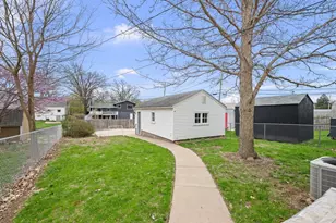 2374 33 St, Moline, IL 51265 - Photo 5