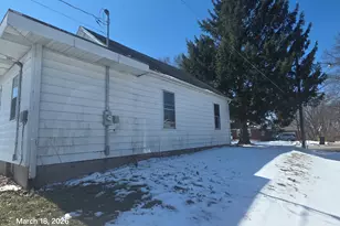 694 Montgomery Ave, East Dubuque, IL 61025 - Photo 3