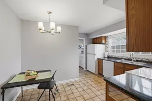 225 Wilmslow Ln, Schaumburg, IL 60194 - Photo 7