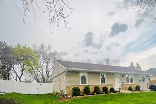 621 Hayward Ave, Streamwood, IL 60107 - Photo 1